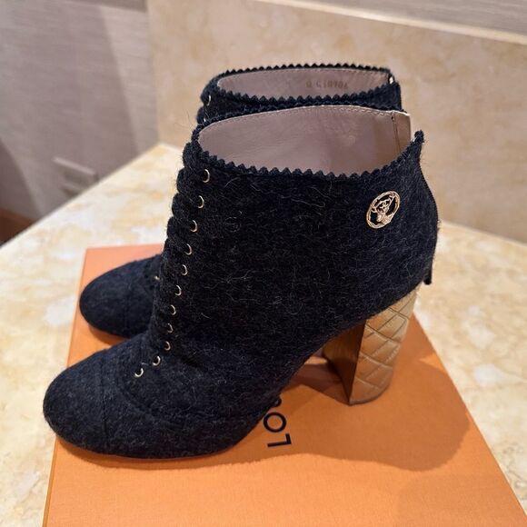 Chanel gray boots with gold embellished heel. Size 41 - Picture 3 of 17